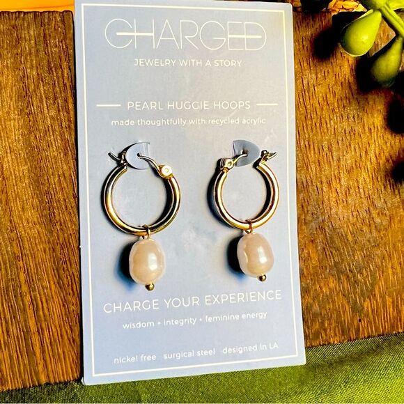 NEW 🔥 Removable Pearl Huggie Earrings 🔥 - Picture 3 of 5